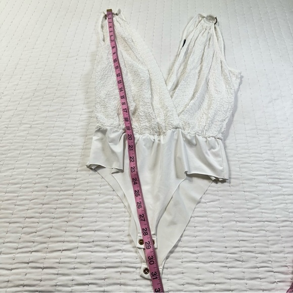 Zara White Textured V-Neck Bodysuit with Gold Rings - Picture 3 of 10